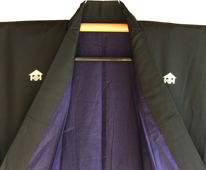 Antique kimono traditionnel japonais samourai soie noire Kamon Uchida Mokkou homme Made in Japan