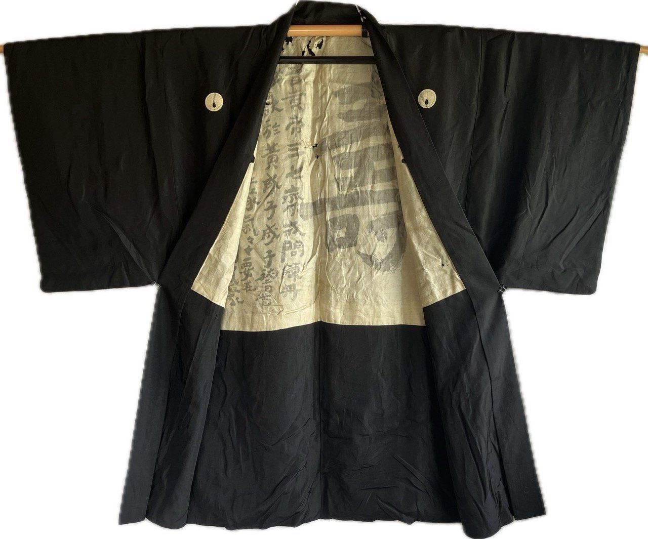 Haori japonais homme soie noire Dakimyoga Montsuki Kotobuki