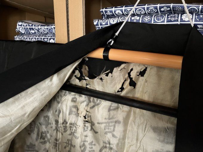 Haori japonais homme soie noire Dakimyoga Montsuki Kotobuki