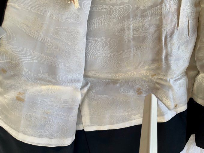 Haori Japonais Vintage Femme en Soie Noire – Broderie Florale – Kiku / Yuri / Momiji 