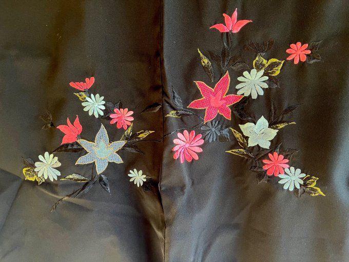 Haori Japonais Vintage Femme en Soie Noire – Broderie Florale – Kiku / Yuri / Momiji 