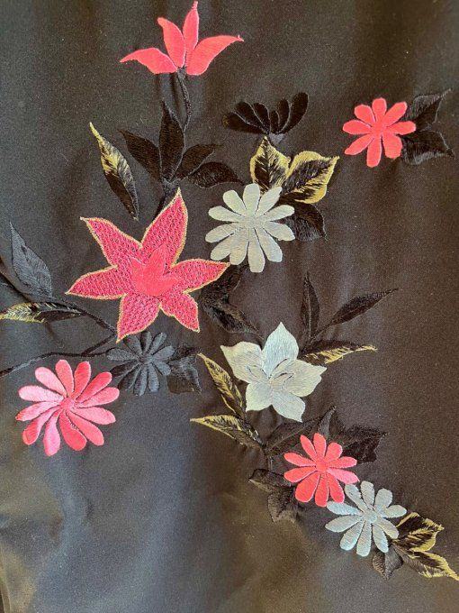 Haori Japonais Vintage Femme en Soie Noire – Broderie Florale – Kiku / Yuri / Momiji 