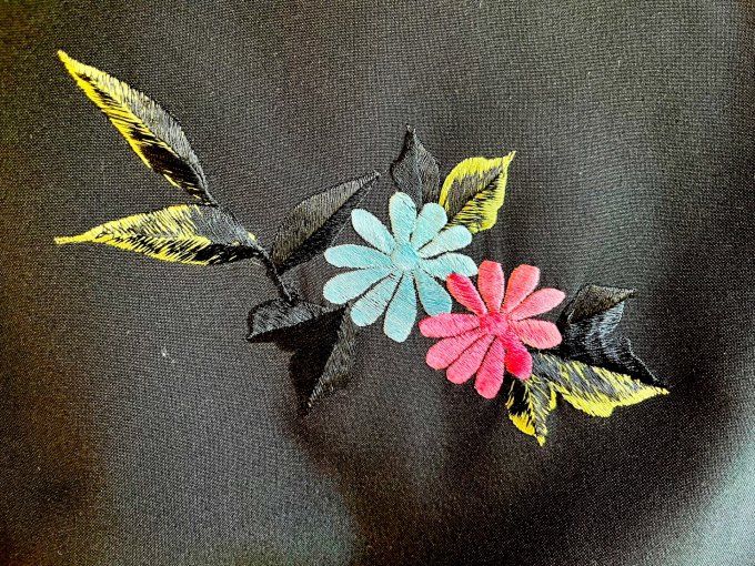 Haori Japonais Vintage Femme en Soie Noire – Broderie Florale – Kiku / Yuri / Momiji 