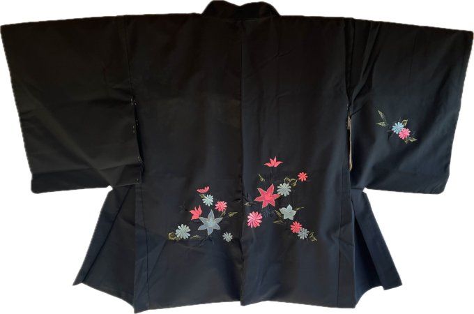 Haori Japonais Vintage Femme en Soie Noire – Broderie Florale – Kiku / Yuri / Momiji 
