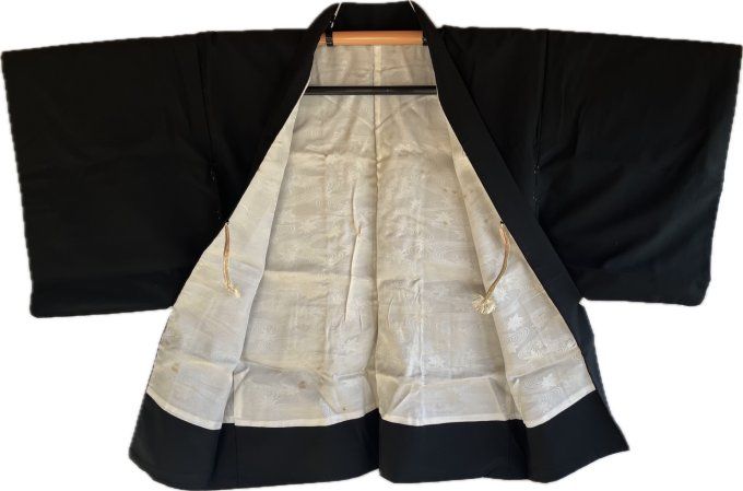 Haori Japonais Vintage Femme en Soie Noire – Broderie Florale – Kiku / Yuri / Momiji 