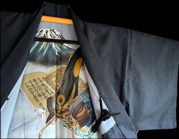 Haori Japonais Traditionnel en Soie Ōshima – Kabuto du Samouraï Kato Kiyomasa