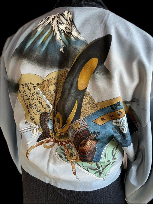 Haori Japonais Traditionnel en Soie Ōshima – Kabuto du Samouraï Kato Kiyomasa