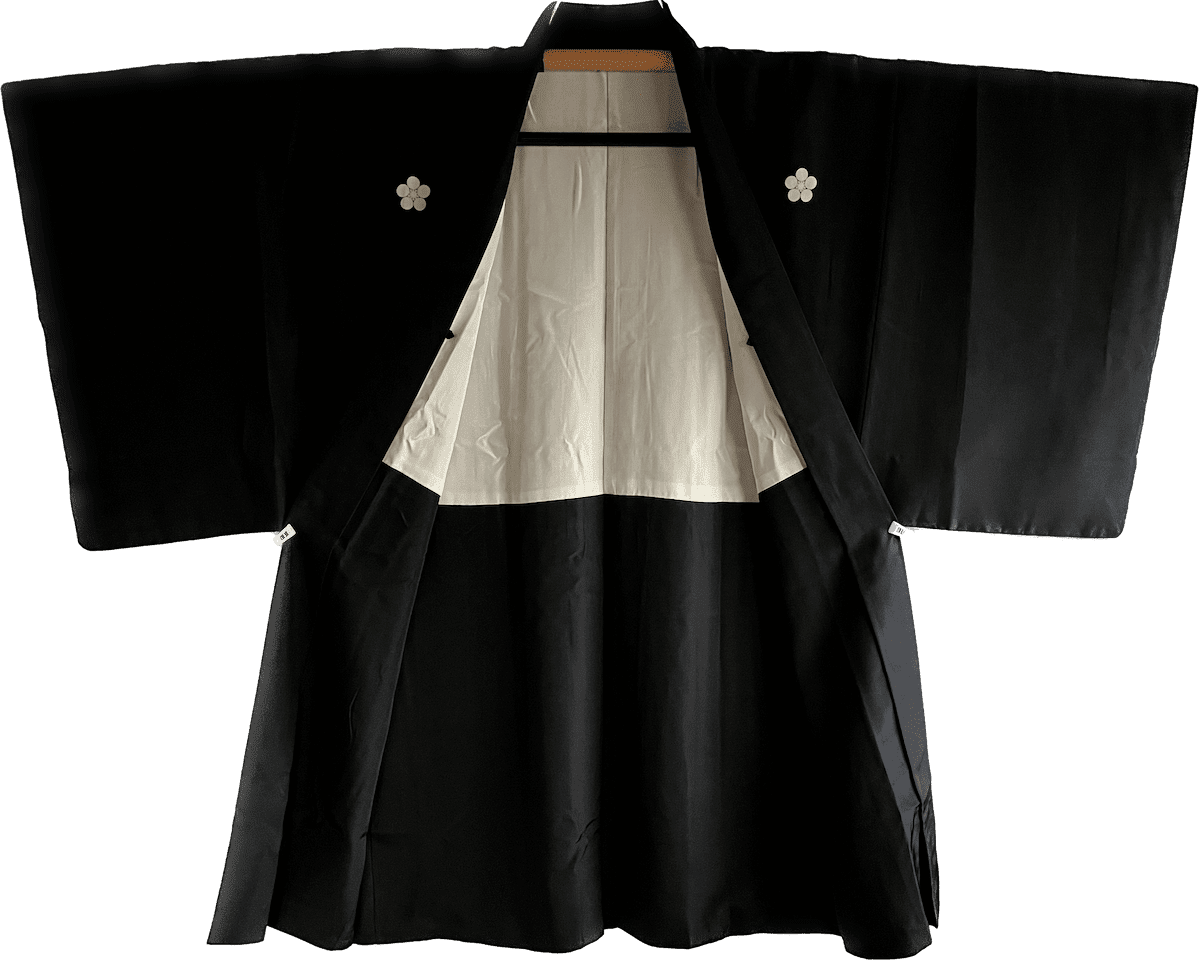 Découvrez l'Élégance Traditionnelle avec l'Antique Haori Umebachi Montsuki en Promotion