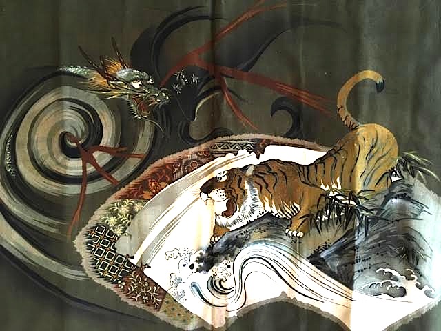 100% soie noire,le motif peint a la main représente le combat d'un dragon contre un tigre.Veste kimono.Réversible a porter pour la pratique du iaido ou a exposer.Fabrication au Japon