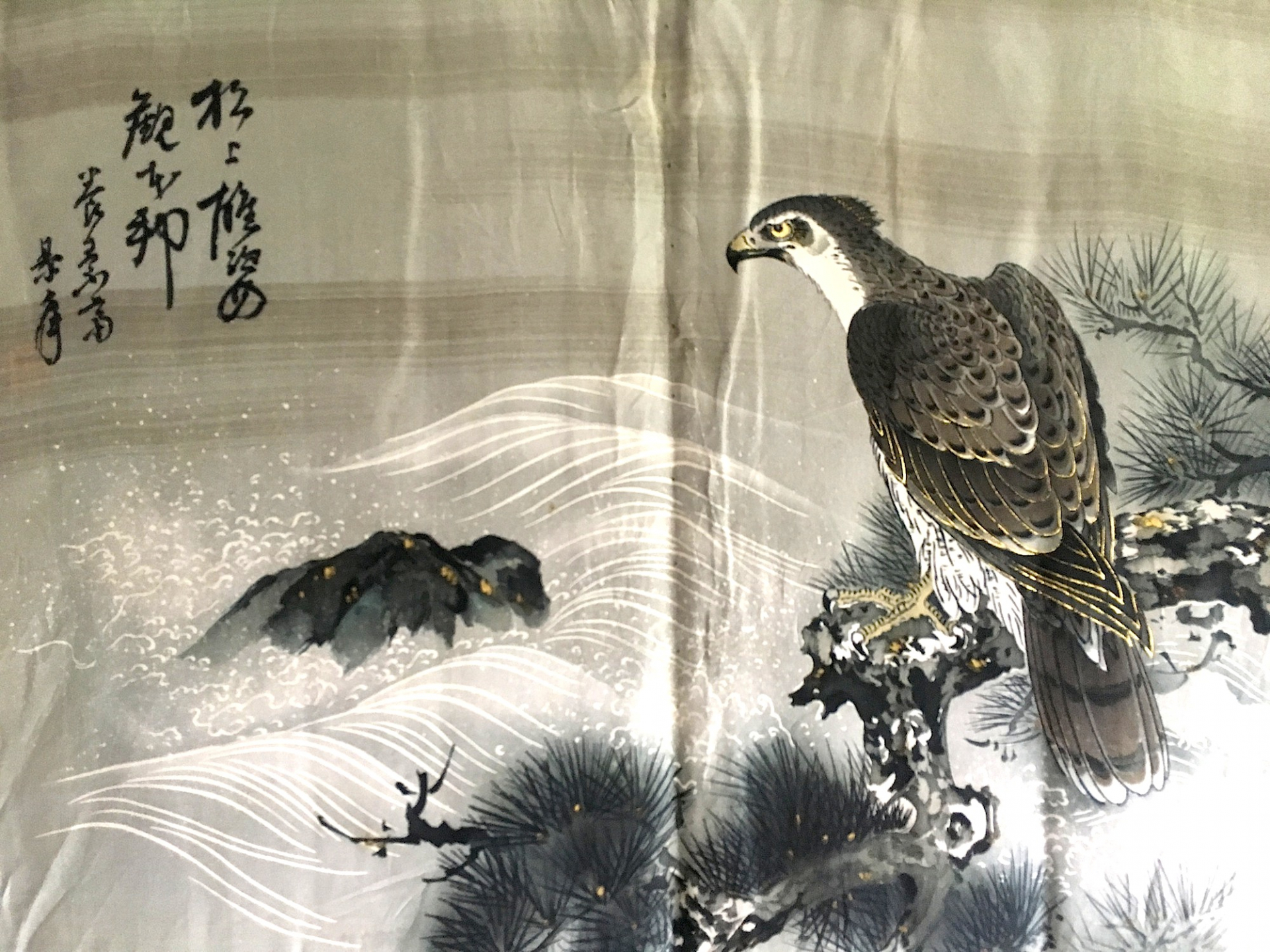 peint à la main sur la doublure représente un majestueux Faucon (symbole de pouvoir et liberté) posé sur une branche d'u pin japonais, en admiration face au courant de la rivière.