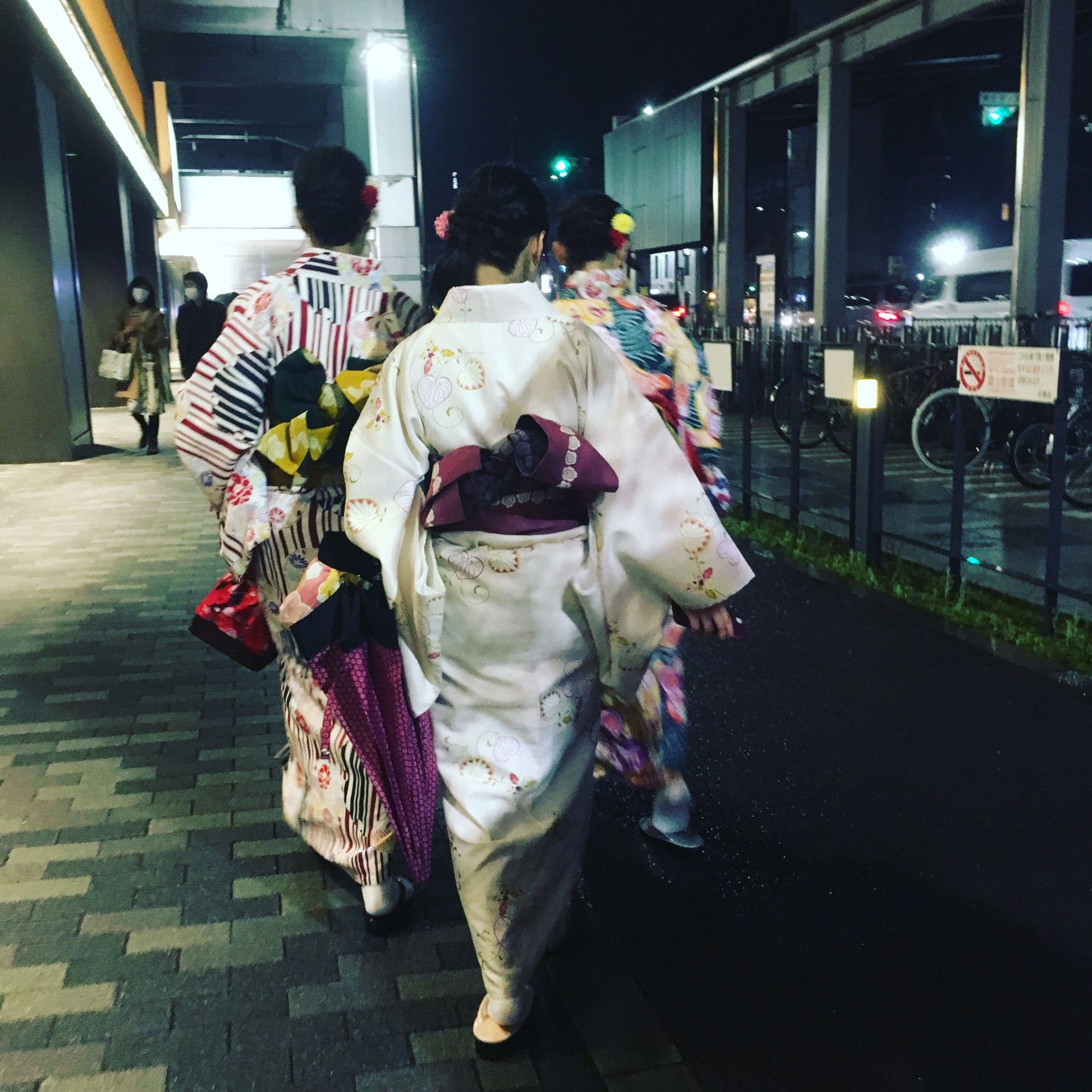 Trois Jeunes femmes japonaise habillés de kimono traditionnel japonais 