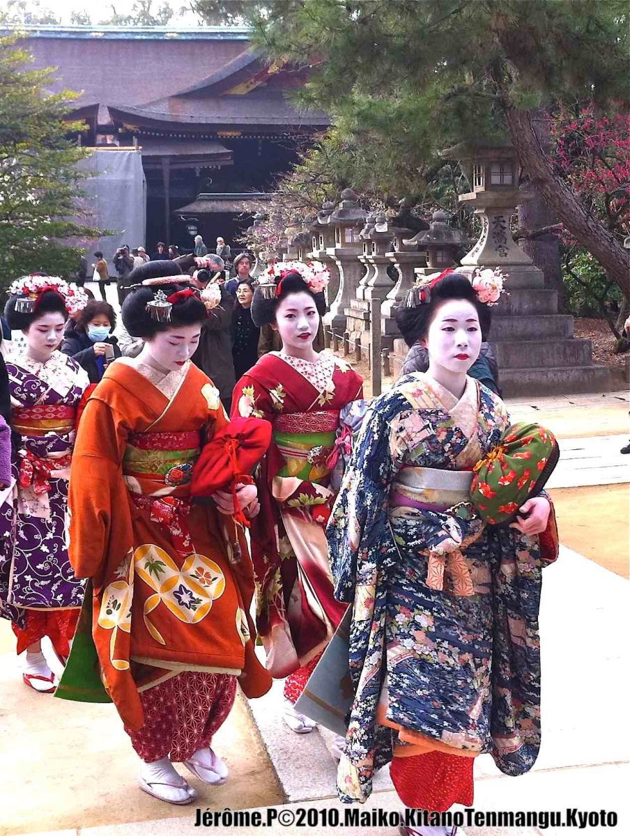 Maiko & Geisha en kimono au Kitano Tenmangu Kyoto